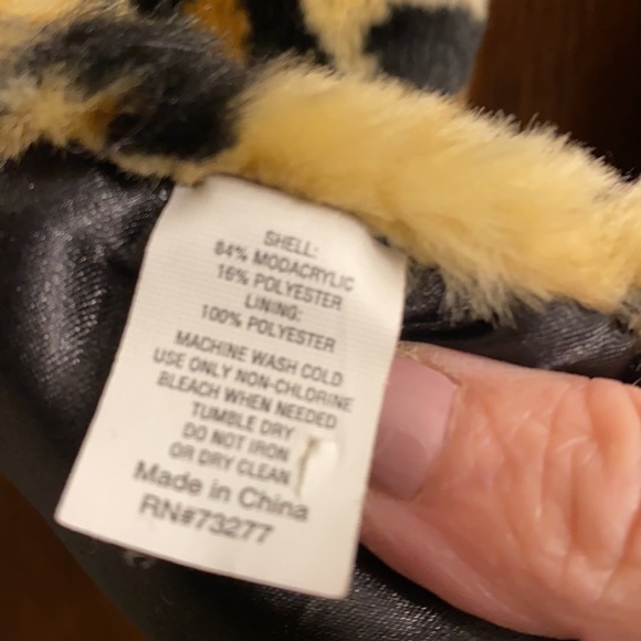 Beautiful faux fur animal print scarf EUC - Picture 4 of 5